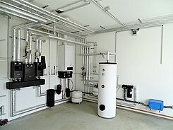 Heizungszentrale mit Warmwasseraufbereitung (Therme Logamax Plus GB162-70 G20 V2)
