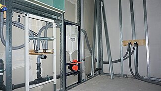 Wohnungsvorwandinstallation bestehend aus: WT-Element VIS Conel, WC-Element Grohedal, Badewanne mit Viega Sanfix Wasserseitig verrohrt, Abwasserstrang Ostendorf Skolan und Abwasseranbindung HT Safe Ostendorf