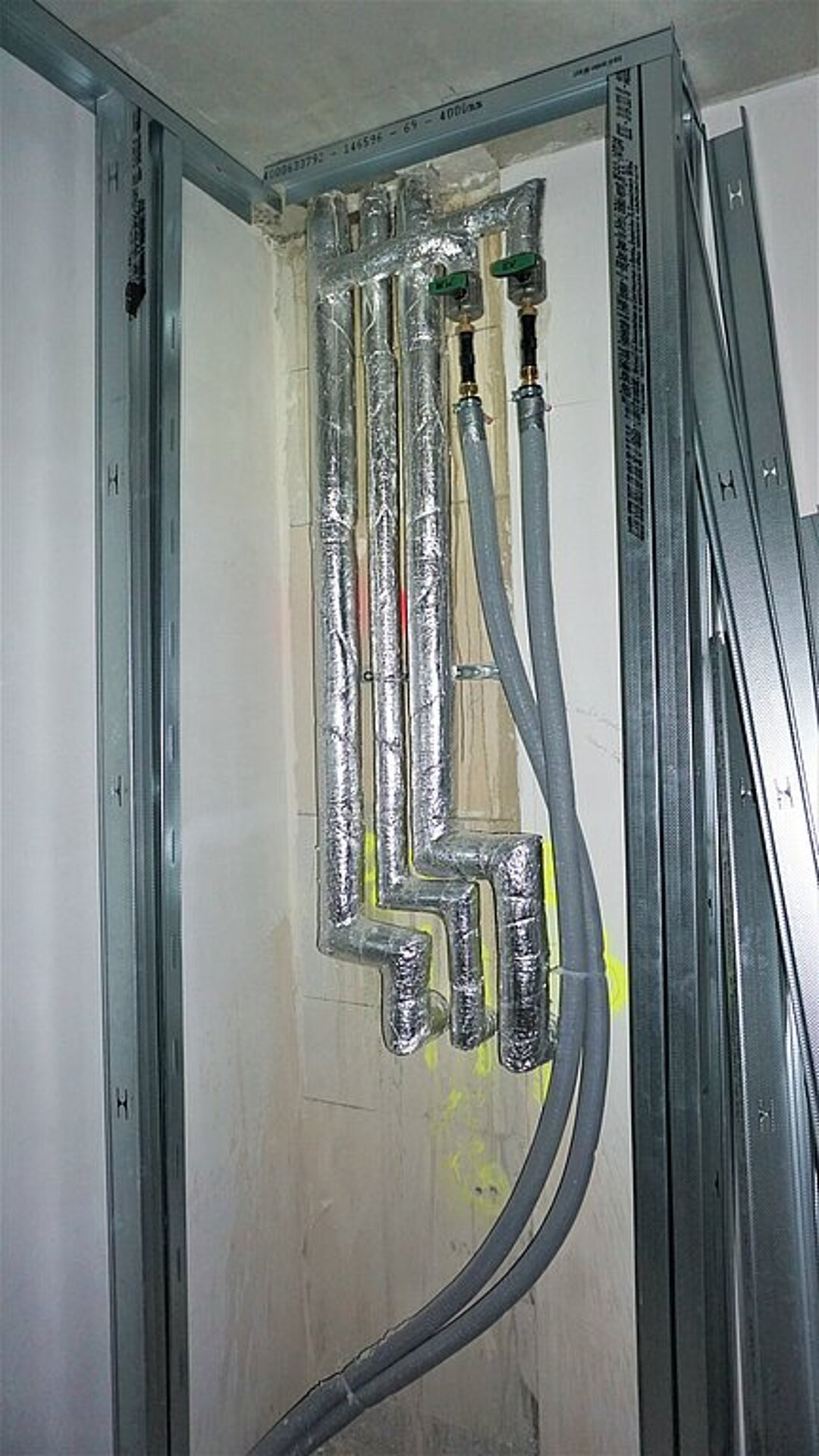 TW Strang mit Wohnungsabsperrkugelhähnen