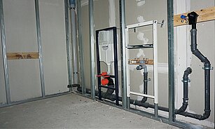 Wohnungsvorwandinstallation: WT-Element VIS Conel, WC-Element Grohedal, Badewannenanschluss, Waschmaschinen.- und Küchenabfluss, Abwasserstrang Ostendorf Skolan und Abwasseranbung HT Safe Ostendorfind