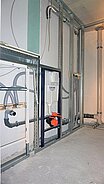 Wohnungsvorwandinstallation bestehend aus: WT-Element VIS Conel, WC-Element Grohedal, Badewanne mit Viega Sanfix Wasserseitig verrohrt, Abwasserstrang Ostendorf Skolan und Abwasseranbindung HT Safe Ostendorf