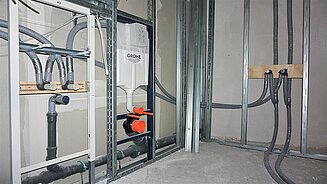 Wohnungsvorwandinstallation bestehend aus: WT-Element VIS Conel, WC-Element Grohedal, Badewanne mit Viega Sanfix Wasserseitig verrohrt, Abwasserstrang Ostendorf Skolan und Abwasseranbindung HT Safe Ostendorf